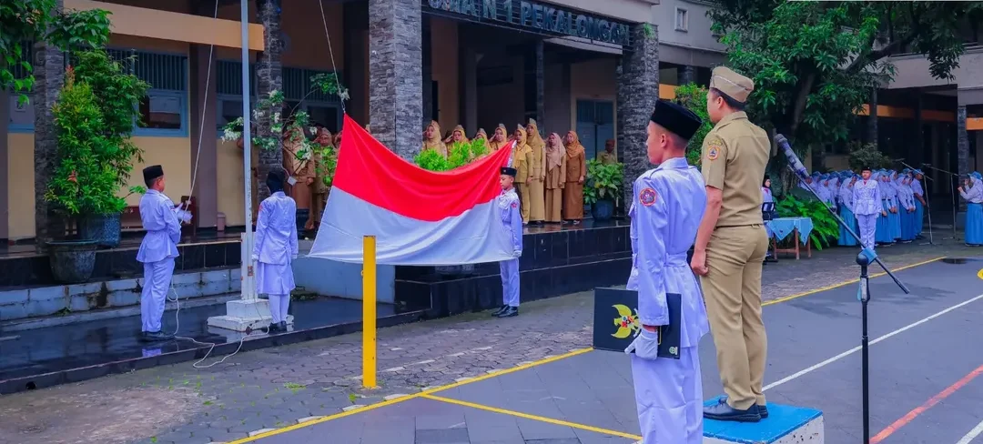 🇮🇩 Upacara Bendera Senin Rutin – SMAN 1 Pekalongan 🇮🇩Upacara bendera merupakan bagian penti (8)